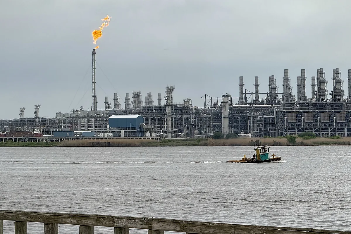 Cheniere reparte dividendo mientras invierte 2.100 M$ en crecimiento: así reparte la caja una infraestructura