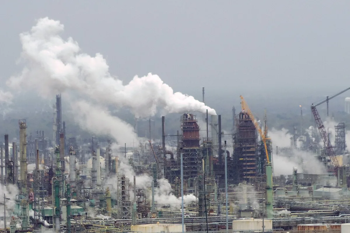 ExxonMobil gana 160 M$ al día y aun así decepciona: las paradas en sus refinerías le impiden aprovechar el crudo caro