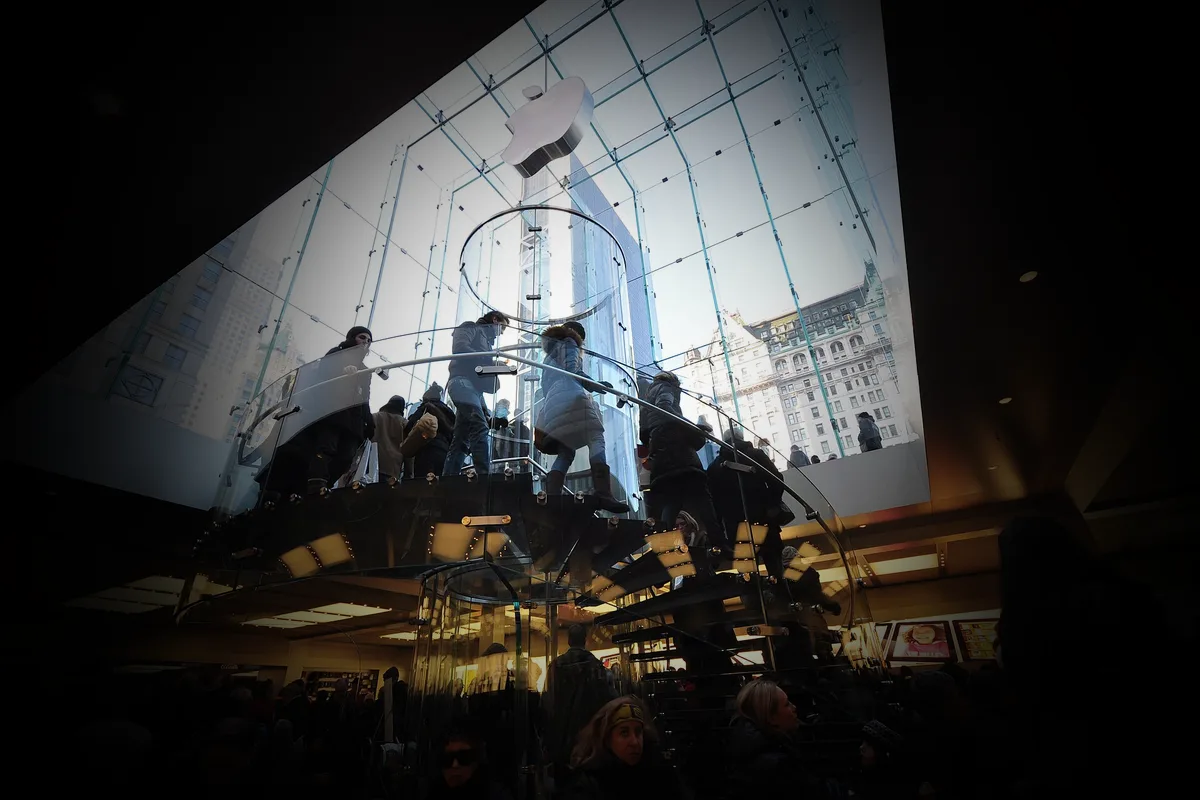 Apple toca los 327,5$ y roza los 5 billones: la acción vive su 15º récord del año mientras el miedo a la IA empuja el dinero hacia ella