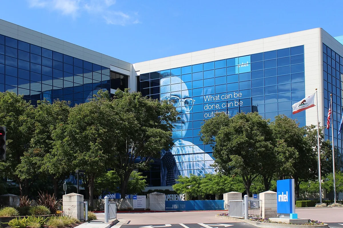 Intel dispara sus ingresos un 25% y vuelve a beneficios, pero su fábrica de chips aún pierde 2.100 M$ y la acción se da la vuelta