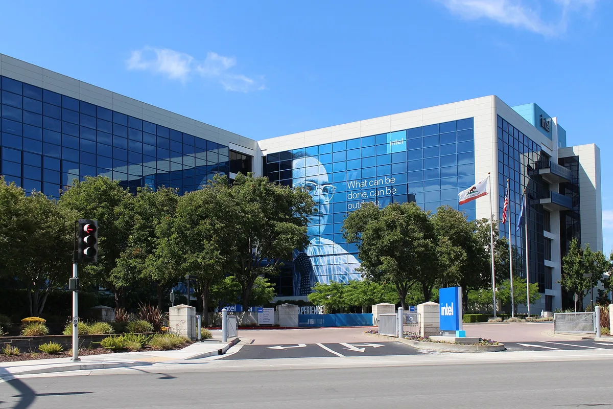 Intel 18A gana tracción: yields mejoran un 7-8% mensual y Amazon, Microsoft y el Departamento de Defensa confirman producción en H2 2026
