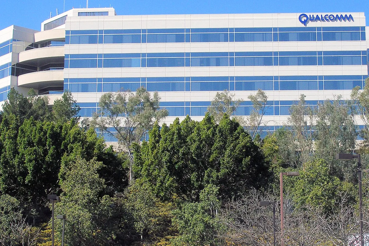 Qualcomm salta al centro de datos con su CPU Dragonfly, ficha a Meta y promete 15.000 M$ en 2029: la acción vuela un 12%