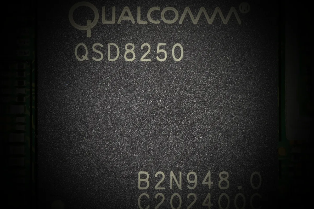 La crisis de la memoria llega a los móviles: Qualcomm avisa de menos beneficio y anuncia una subida general de precios
